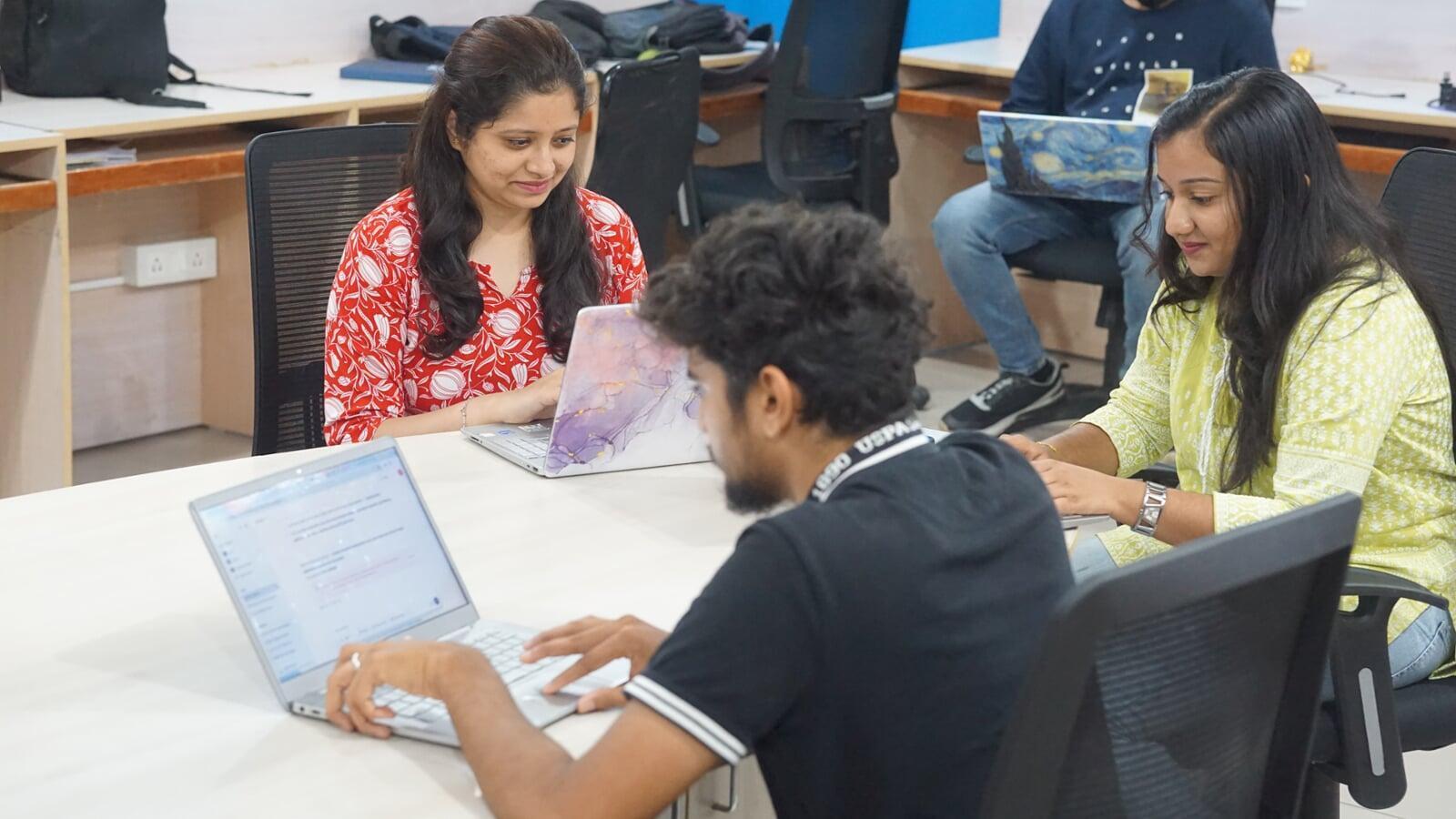 Empowering interns with digital marketing skills through teamwork and live projects at Tekvocation